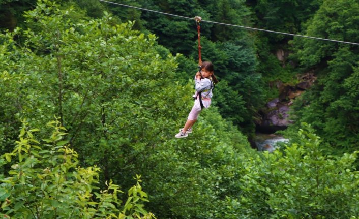 Ayder Yaylası'nda tatilciler zipline ile heyecanlı anlar yaşıyor