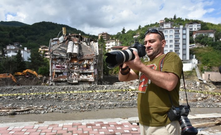 Azerbaycanlı gazeteciler Bozkurt'taki sel felaketini aktarmak için çalışıyorlar