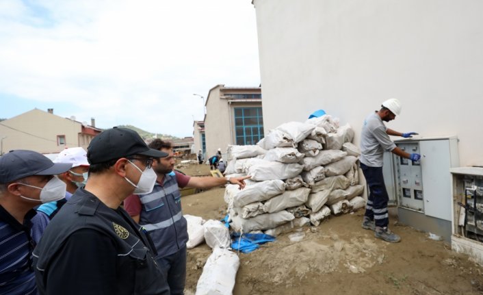 Bakan Dönmez, sel felaketinin yaşandığı Ayancık'ta sanayi esnafına aşure dağıttı