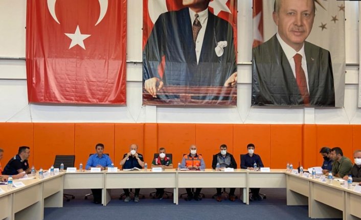 Bakan Karaismailoğlu sel felaketinin yaşandığı Türkeli'de inceleme yaptı