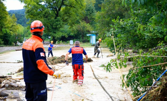 Bartın'da sel nedeniyle evinde mahsur kalan vatandaşlar ekiplerce kurtarıldı