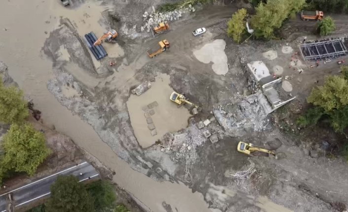 Bartın'da selde yıkılan köprünün yerine geçici panel köprü kuruluyor