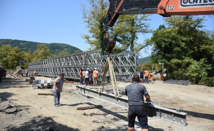 Bartın'da selde yıkılan köprünün yerine kurulan panel köprü yarın trafiğe açılacak