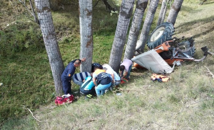 Bayburt'ta devrilen traktörün altında kalan sürücü yaralandı