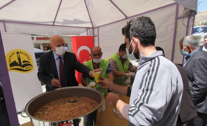 Bayburt'ta vatandaşlara aşure ikram edildi