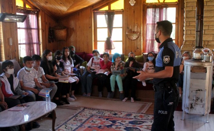 Bayburt'taki Orman Okulu telafi döneminde öğrencilere 
