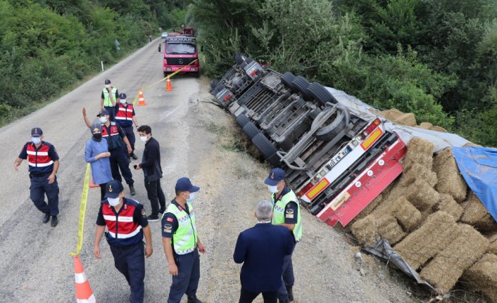 Bolu'da saman balyası yüklü tır devrildi: 1 ölü