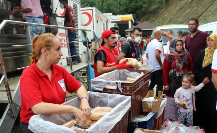 Bozkurt'ta sel anında yaşadıklarını anlatan vatandaşlardan yardımlar için devlete teşekkür