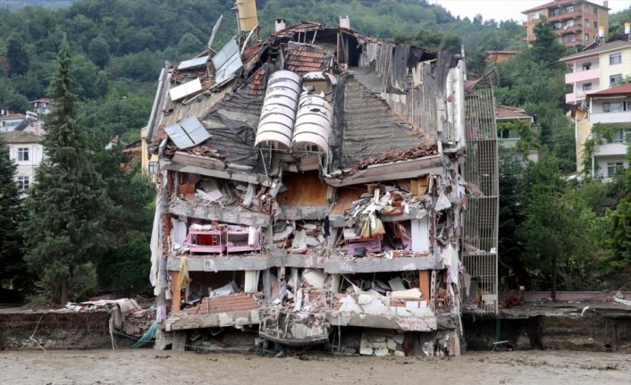 Bozkurt'ta sel nedeniyle yıkılan apartmanda arama kurtarma çalışması yapılıyor