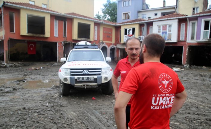 Bozkurt'taki sel bölgesine ilk giden sağlık ekipleri 17 kişiyi kurtardı
