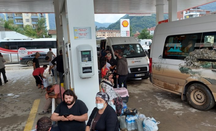 Bozkurt'taki sel sırasında vatandaşlar ayakta kalan akaryakıt istasyonuna sığındı
