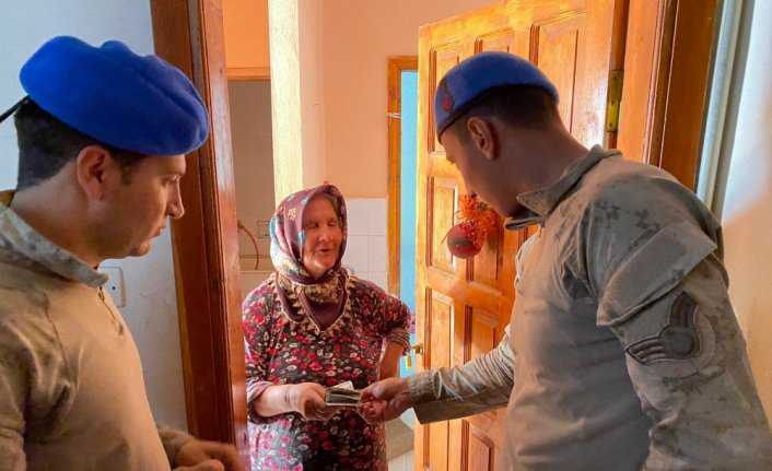 Bozkurt'taki selde jandarmanın çamur içinde bulduğu para sahibine verildi