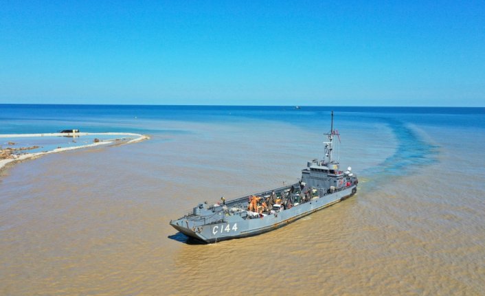 Çıkarma gemisiyle iş makinelerinin selden etkilenen Türkeli'ne sevkiyatına devam edildi