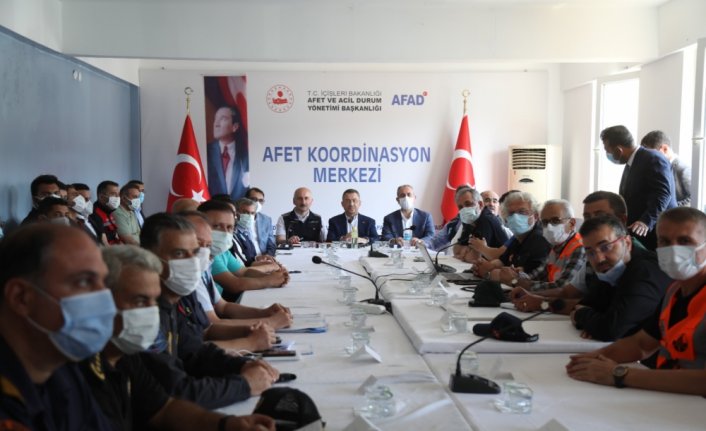 Cumhurbaşkanı Yardımcısı Oktay, sel felaketi yaşanan Ayancık'ta açıklamalarda bulundu: (1)