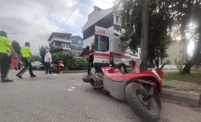 Düzce'de iki motosiklet çarpıştı : 2 yaralı