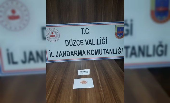 Düzce'de yakalanan hırsızlık şüphelisinin aracından uyuşturucu madde ele geçirildi
