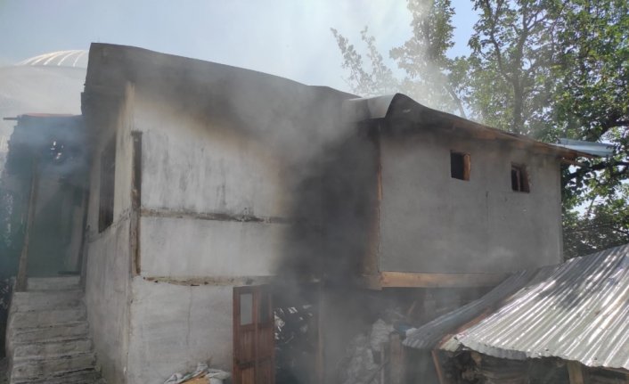 Evinde çıkan yangını söndürmek isterken dumandan etkilenen kadın hastaneye kaldırıldı