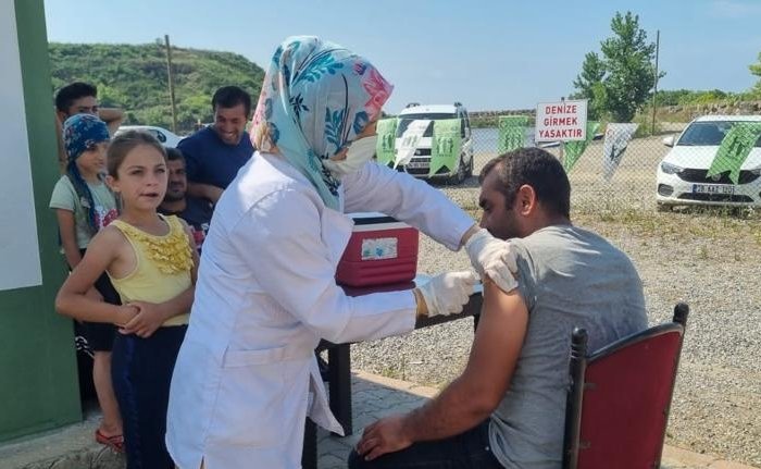 Giresun'a fındık hasadına gelen mevsimlik işçilere Kovid-19 aşısı yapılıyor