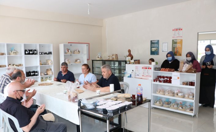 Havzalı kadınlar esnaf ve vatandaşlara aşure ikram etti