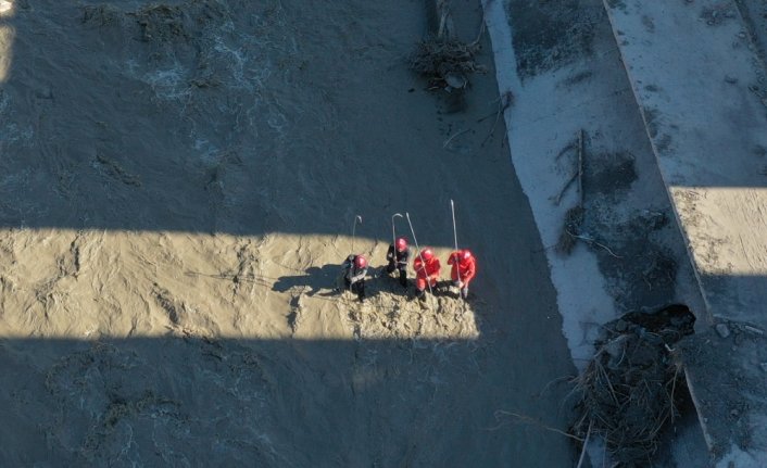 Jandarmanın kadın personeli Ezine Çayı'nda kayıpları arıyor