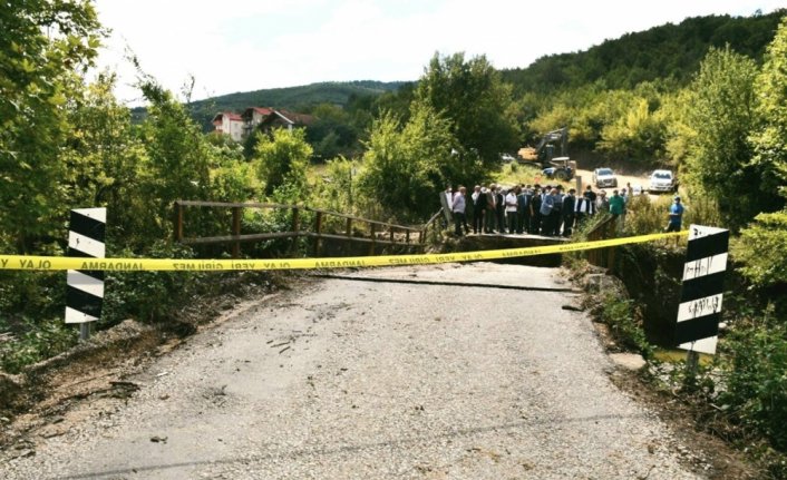 Karabük Valisi Gürel, kentte su taşkını yaşanan alanlarda incelemelerde bulundu: