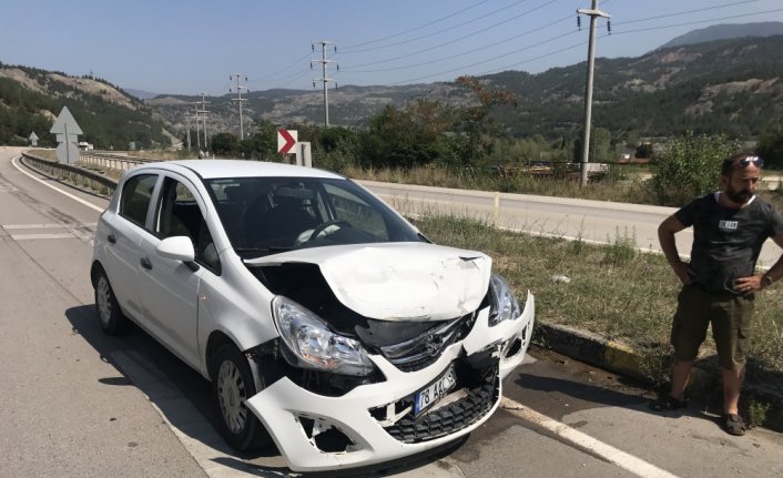 Karabük'te 2 otomobilin çarpıştığı kazada 5 kişi yaralandı