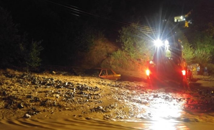 Kastamonu'da etkili olan sağanak nedeniyle 2 otomobil toprak altında kaldı