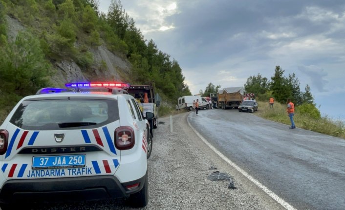 Kastamonu'da hafriyat kamyonu ile hafif ticari araç çarpıştı: 3 yaralı