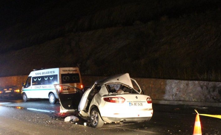 Kastamonu'da otomobil istinat duvarına çarptı: 3 ölü