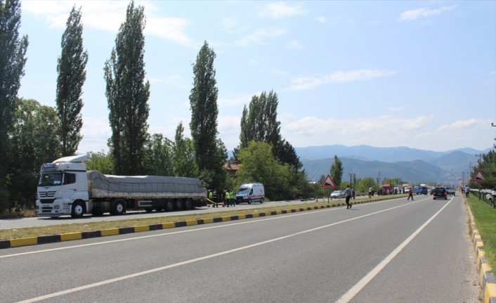 Kastamonu'da tırın dorsesine çarpan hafif ticari aracın sürücüsü öldü