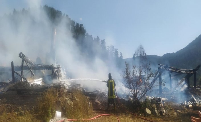 Kastamonu'da yaylada 2 ev yandı