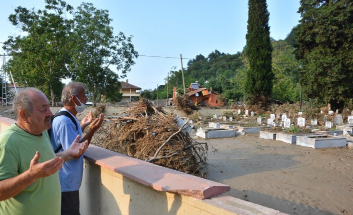 Kastamonu'daki selde mezarlıklar da zarar gördü