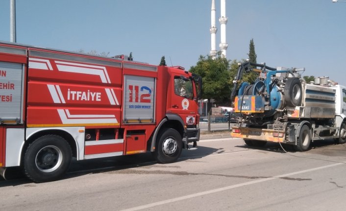 Lastiği patlayan asfalt yüklü tankerde yangın çıktı