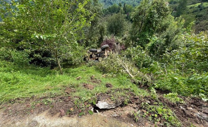 Ordu'da iş makinesinin devrilmesi sonucu 2 operatör yaralandı