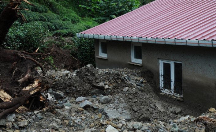 Rize'de heyelan nedeniyle bir okulun bahçesi çöktü