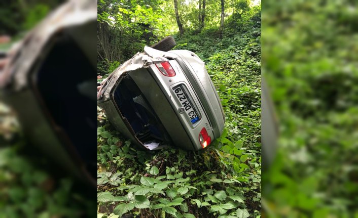 Rize'de otomobil uçuruma yuvarlandı: 4 yaralı