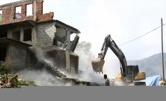 Rize'de sel ve heyelanların ardından hasar gören ve risk taşıyan binaların yıkımına başlandı