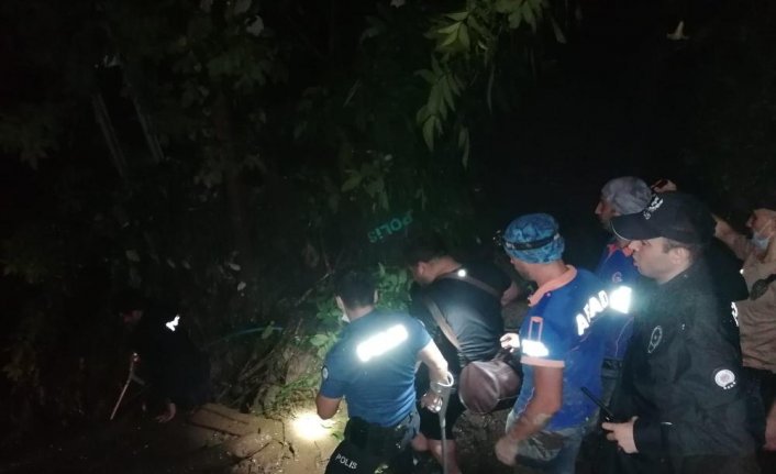 Rize'de toprak kayması nedeniyle iki ev tedbir amaçlı boşaltıldı