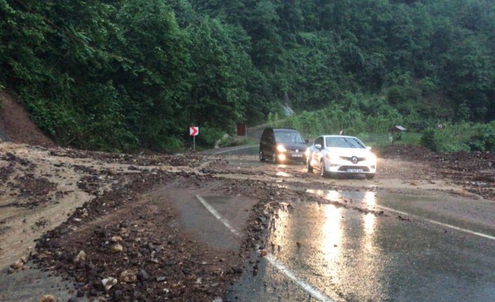 Rize'nin Çayeli ilçesinde Ağaran Şelalesi taştı