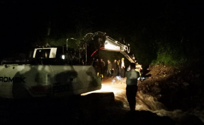 Rize'nin Kalkandere ilçesinde çay bahçesinde mahsur kalan 2 kişi kurtarıldı