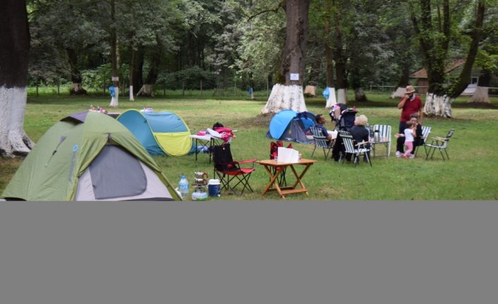 Sağlık çalışanları Düzce'deki kampta aileleriyle doğa içinde stres atıyor