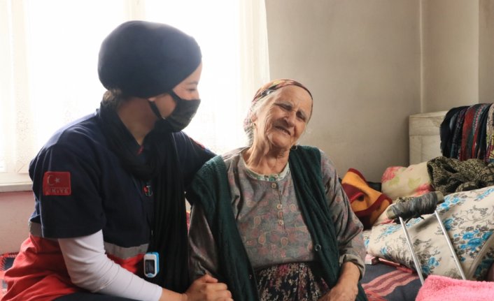 Sağlıkçıların sel bölgesinde ulaştığı 88 yaşındaki Behiye Yıldırım gözyaşlarını tutamadı: