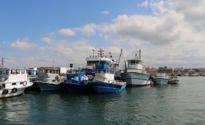 Samsun'da balıkçılar, kum birikmesi nedeniyle sorun yaşadıkları liman girişinin temizlenmesi istiyor