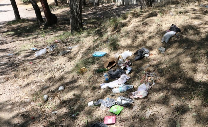 Samsun'da olası yangını önlemek için temizlik yapılan ormandan 3 ton çöp toplandı