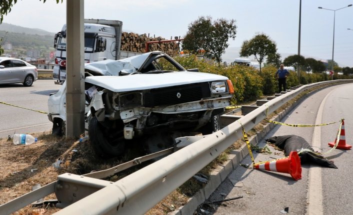 Samsun'da otomobil aydınlatma direğine çarptı: 1 ölü, 3 yaralı