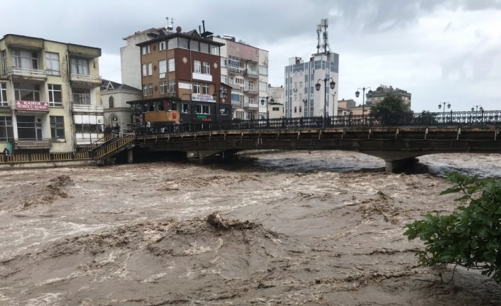 Samsun'da sağanak yağış nedeniyle derelerin su debisi yükseldi