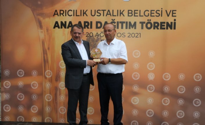 Samsun'da ustalık belgesi almaya hak kazanan arıcılara ana arı dağıtıldı