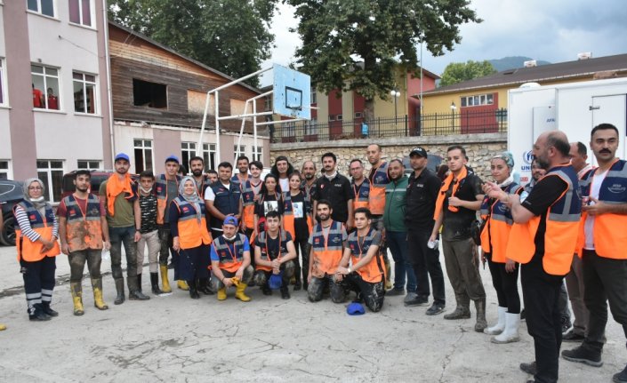 Sanatçı ve AFAD gönüllüsü Murat Kekilli, sel felaketinin yaşandığı Bozkurt'u ziyaret etti: