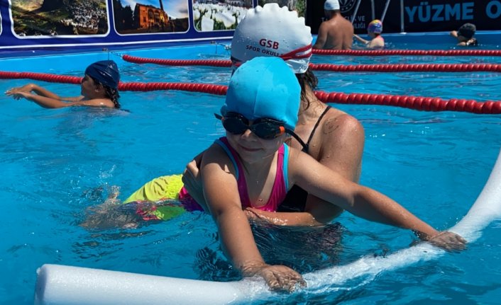 Şebinkarahisar'da çocuklar portatif havuz ile yüzme öğreniyor