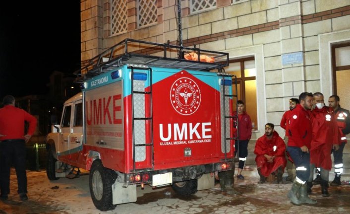 Sel felaketinin yaşandığı Bozkurt ilçesinde caminin içine sahra hastanesi kuruldu